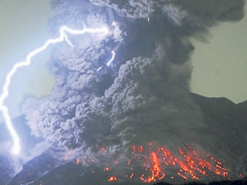 櫻島火山出現爆炸式噴發。 