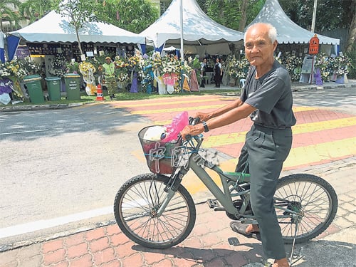 78岁的林启振从大山脚骑脚车过来槟岛，全程约20公里，以拜祭恩师徐兴华女儿徐嘉平。