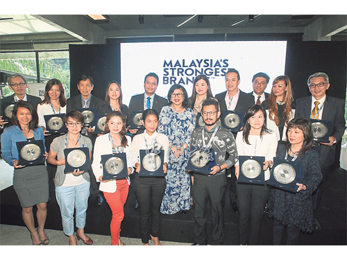 拉菲達（後排中）與全體得獎單位的領獎人合攝。後排右2為Y&R（馬來西亞）公司董事經理麗莎賀茲拉。