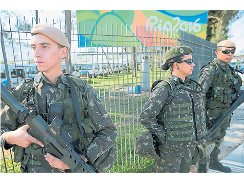 軍人在里約奧運村外站崗，保護運動員出入安全。（路透社） 