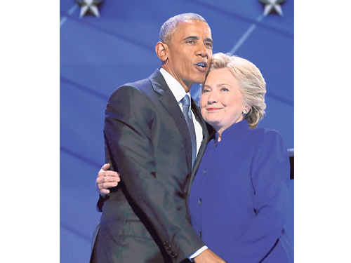 奥巴马（左）结束演讲后，希拉莉上台与他拥抱。（路透社）