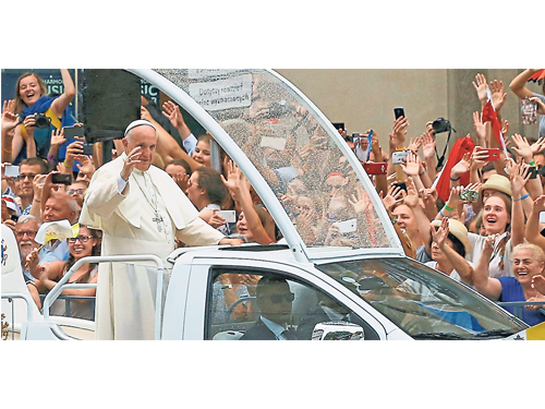 教宗方濟各週三到波蘭，他在車上向信徒揮手，受到信徒熱烈歡迎。（路透社）