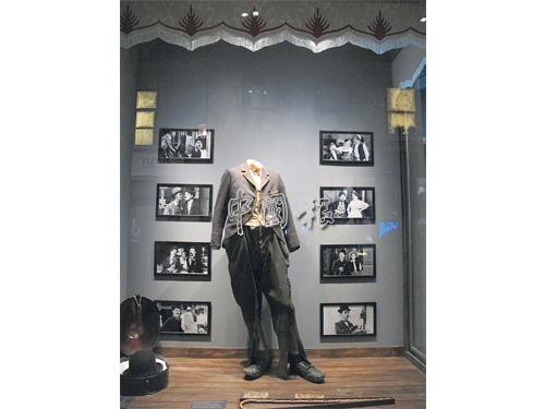 卓别林电影里所穿过的衣饰、用过的道具，好多都可以在馆内的“好莱坞大道”上找得着，此为卓别林唯一收藏着的戏服，它在电影《寻子遇仙记》中亮相。