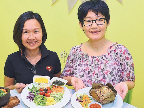 營養師陳寶玉（右）主要負責設計食譜及為訂養生餐的客人解答疑問；左為營運經理曾鎂玲。