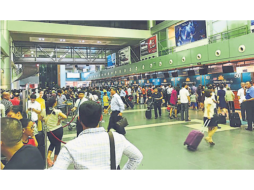 越南內排國際機場的乘客在登機手續櫃台排長龍。（美聯社）