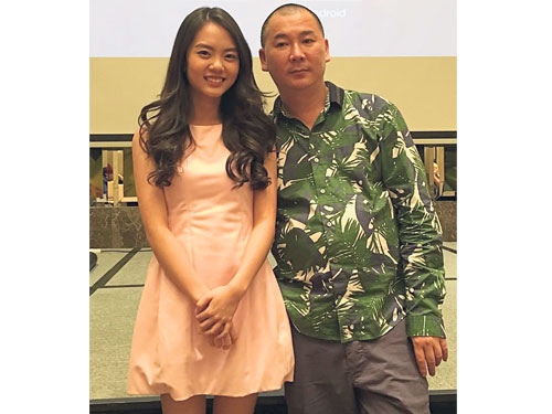 林梅嬌21歲女兒黃暄婷與李榮達旗下的經紀公司Starlist簽藝人約。