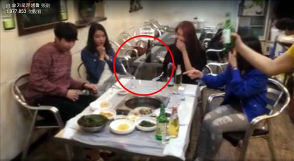 韓國大媽秀倒酒神技,整個場面被她hold住。