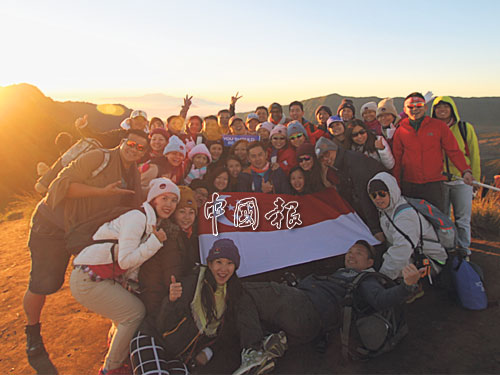 World Ventures泗水义工旅行团在做完两天义工后，到Bromo火山观光。（World Ventures提供照片） 