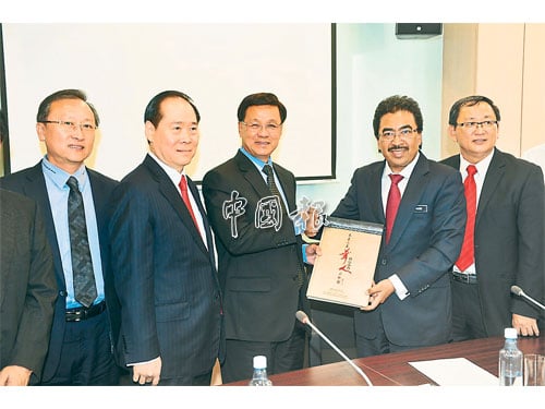 方天兴（中）赠送一本《马来西亚华人博物馆史料汇编》给佐哈里阿都干尼（右2）作为纪念，左起为吴明璋、陈炎顺和钟来福。