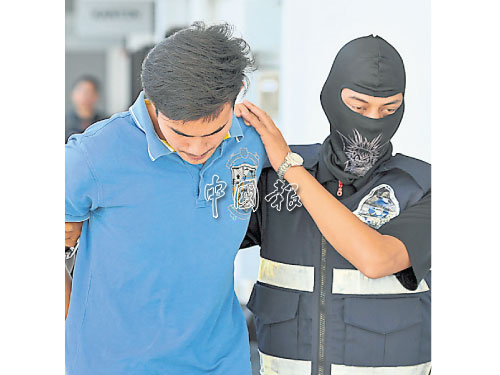 ■赛阿米尔（左）由警方带离法庭。 