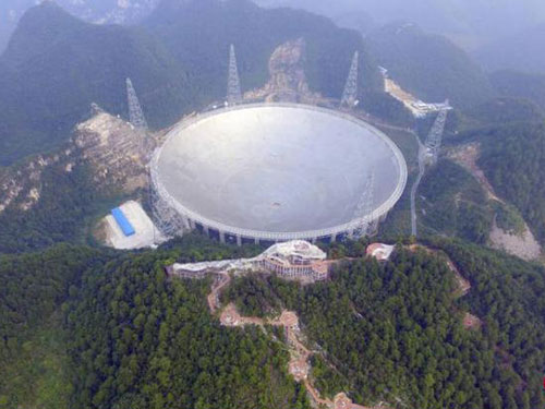 這個目前世界上最大的單口徑射電望遠鏡坐落於貴州省黔南州平塘縣克度鎮，被譽為中國“天眼”。（互聯網）