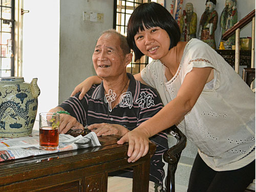 江美霞（右）跟已故老師朱國亨（左）。