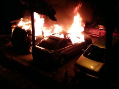 火勢從國產邁薇轎車的車后廂燃起，隨后蔓延及殃及另5輛轎車。
