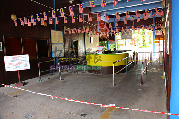 水上樂園進口處已圍上警戒線,禁止公眾入內。