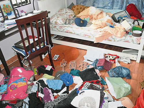 事主孩子房間被搜索到非常的混亂。 
