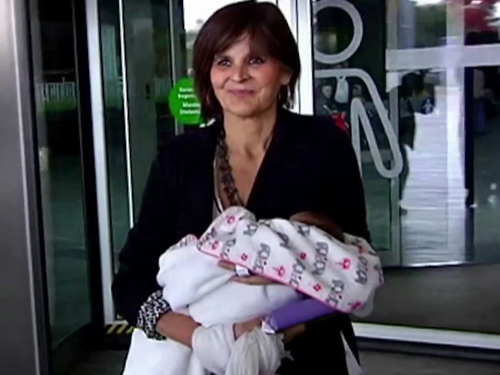阿爾瓦雷斯抱著她的初生女兒麗娜離開醫院。（美聯社）