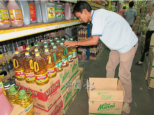 小支裝食油也是長期搶手貨，妮華娜霸市員工每日都會點算，確保貨源充足。 