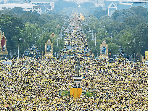 每年泰王生日，曼谷擠滿慶祝人潮。