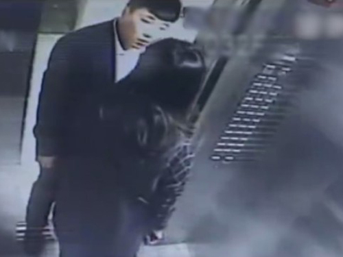 男子站在升降机门口位置，与李女士争执。
