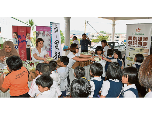  加叻華校學生獻上愛心恩物，獲主辦單位贈送美麗樂豆粉。