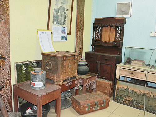 錫制茶壺、鐵制保險箱、木頭行李、銅鍋和茶几，都是甲必丹的日用品，“寶樹堂”是謝氏堂號。
