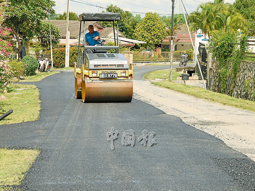 村委会一般上申请拨款都是用来提升及维修村内的道路。 