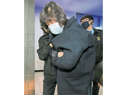 ■崔順實週二遭上銬，被押往首爾中央地方檢察廳。（歐新社）