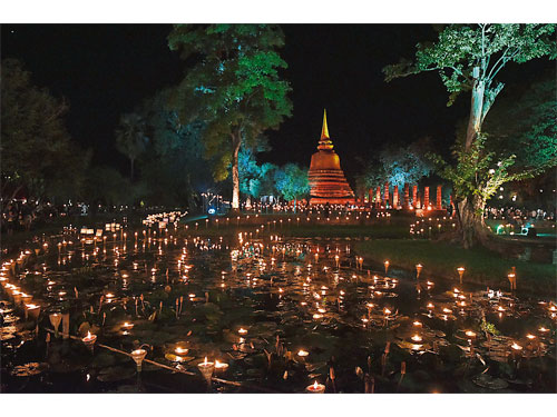  ■泰國素可泰古城素可泰歷史公園飄滿水燈，閃亮著一片燭光。（新華社）