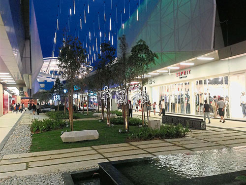 ■北馬首座集購物、娛樂、休閒、綠化及美食于一體的國際品牌優惠購物商城——新欣名牌城(Design Village)開幕了。