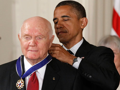 格伦（左）于2012年5月获美国总统奥巴马颁发自由勋章的档案照。（美联社）
