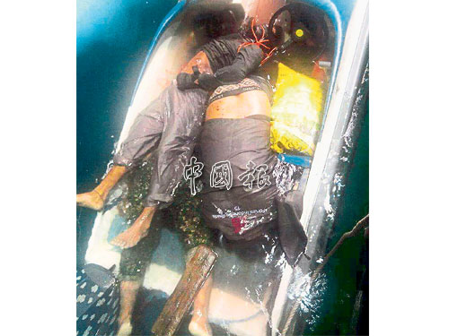 3名绑匪被歼灭后，横尸船上。