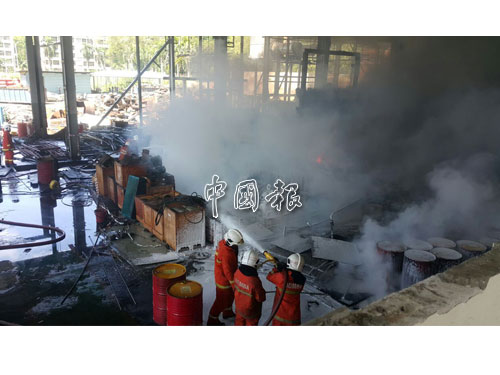 沙巴电力公司在山打根的一座废弃发电厂储藏了许多黑油，令消拯员花费2小时才把火势扑灭。