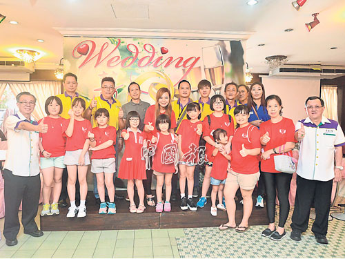 熊柔波（前排左）、陳長國（前排右）及《中國報》同仁，感謝馬來西亞柔佛州愛心慈善協會愛心小組協辦「孝親敬老」午宴。