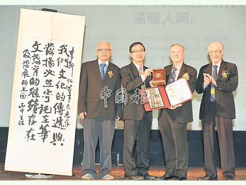  ■劉志文（左2）頒發獎狀及獎牌給李斯仁，左起為李亞遨及陳凱希。
