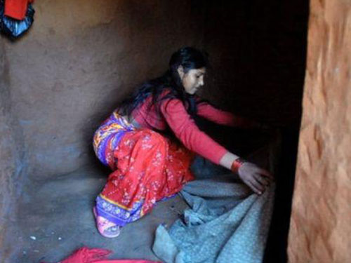 在尼泊爾，來月經的女孩在哪兒睡覺都有限制。（法新社）