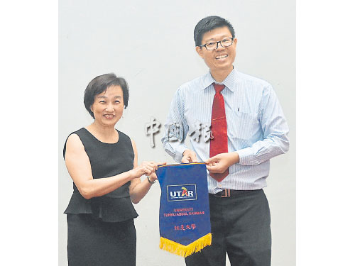 ■鍾志強(右)代表拉曼大學贈送紀念品給謝淑蓮。