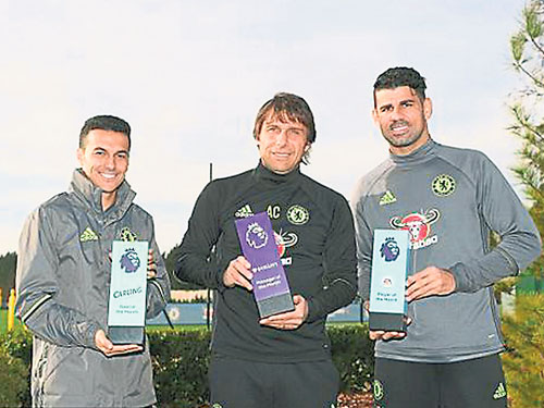 ■佩德罗（左起）、孔蒂及迭戈科斯达分膺英超11月最佳进球、教练及球员奖得主，让近期脚风极顺的切尔西创办了奖项史上的第一位包揽。