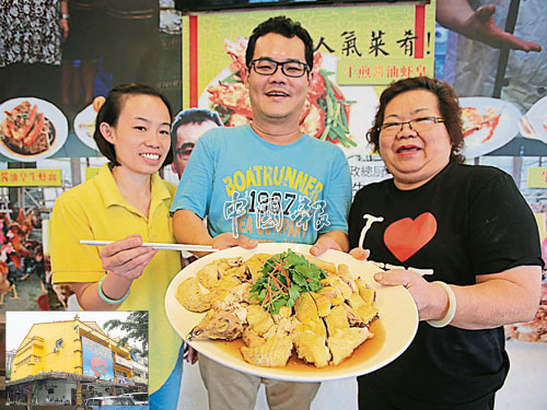 曾到香港學廚的老闆兼主廚梁佳雄（中），最拿手的菜色是廣西扣肉和味淋雞等。左為老闆娘溫愛玲，右為老闆的母親吳妹。