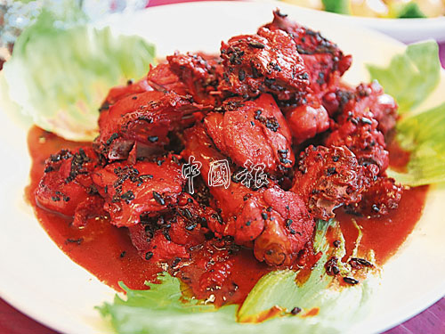 傳統福州菜紅糟雞，充滿酒香又營養豐富，紅彤彤的鮮豔色彩，很適合過年喜洋洋的氣氛。