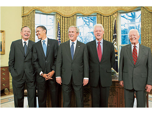 2009年1月7日，美國前總統老布什（左起）、當時仍是候任總統的奧巴馬、時任總統小布什，以及前總統克林頓和卡特，難得齊聚華盛頓白宮橢圓形辦公室，並共進午餐。這是27年來所有健在的美國總統第一次有機會相聚在白宮。（美聯社）
