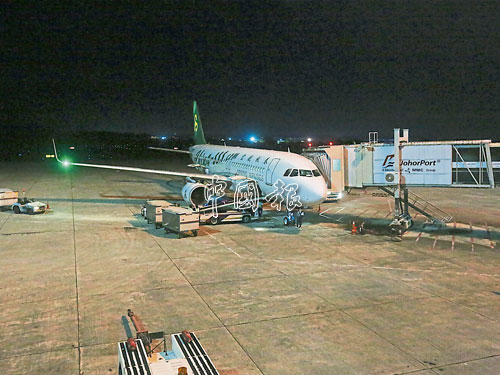 由春秋航空提供的深圳往來新山航線的首航班機，于週五晚上飛抵士乃國際機場。