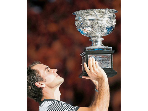  結束長達4年半的大滿貫賽冠軍荒，費特勒捧起澳網冠軍的諾曼布魯克斯挑戰杯。（美聯社）