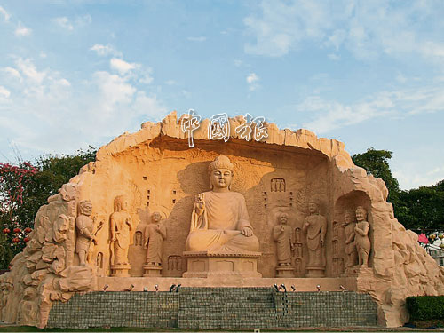鄭聯全其中最大型塑像作品，豎立在東禪寺的龍門石窟，重現佛教藝術之美。 