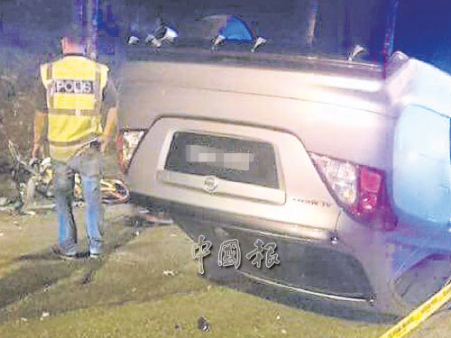 肇禍轎車因壓著一名傷者,被人推翻后,拖出傷者。