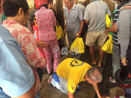 一名華裔老翁在混亂中，不慎跌倒，幸沒有受傷。