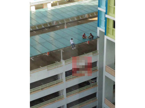  3名玩命少年，被拍到危坐新加坡兀蘭16通道一個多層泊車場屋頂。（互聯網） 