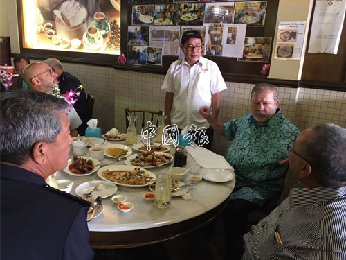 柔佛蘇丹依布拉欣（右2）在雞飯店內用餐後和官員交談。左2為黃子源。