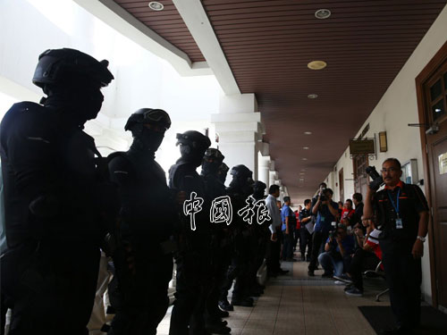 警方派出10名特警和警員，在地庭外走廊嚴厲駐守，以防萬一。