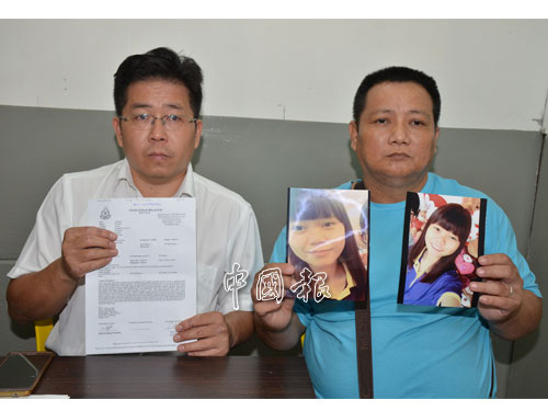 王生發（右）和陳正春展示失蹤少女肖像和報案書。 