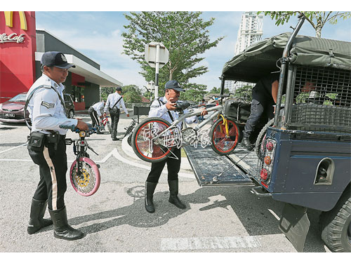  交警在新山大鐘樓廣場附近的麥當勞前，發現賽腳車少年蹤影，逮捕騎士外，也充公其腳車。